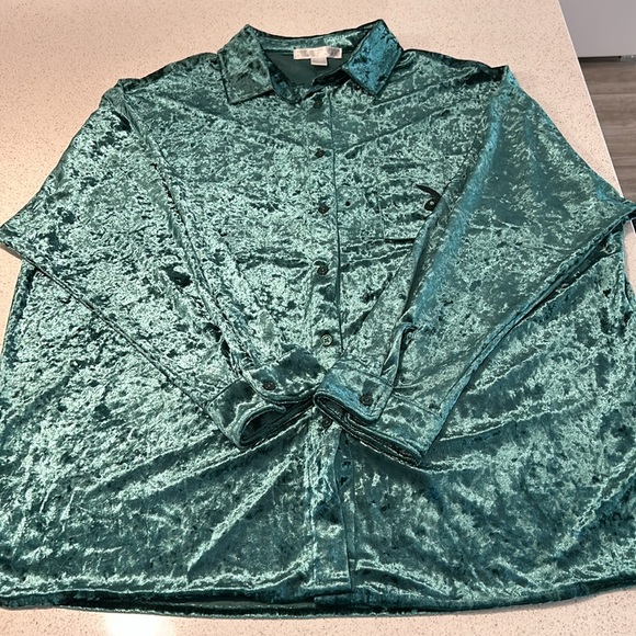 Ladies Playboy Green Crushed Velour Shacket velvet soft feel. - Picture 6 of 7